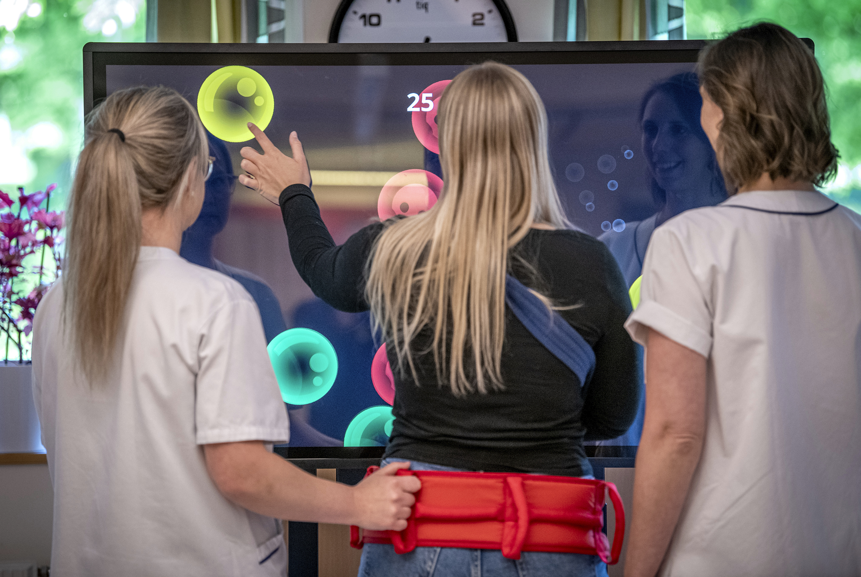 Kvinna vid en Yetitablet för digital träning